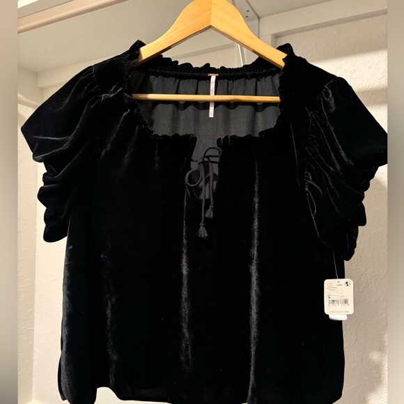 NWT FREE PEOPLE TERESE VELOUR CROP TOP IN BLACK
S - Picture 7 of 12